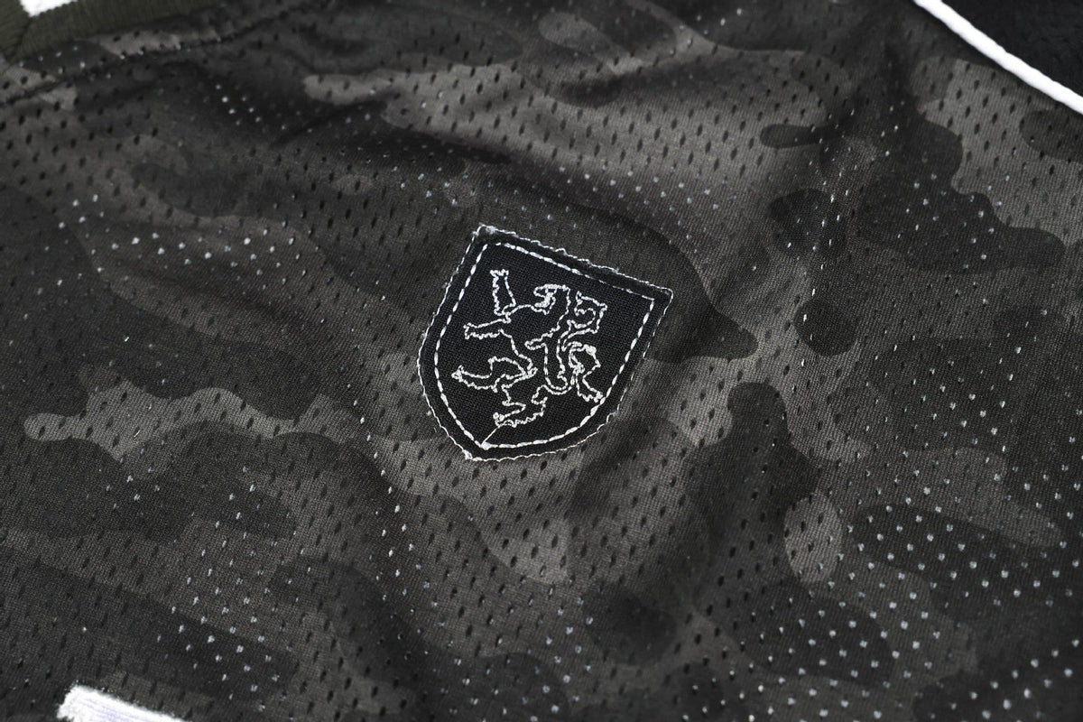 Jersey-Top mit V-Ausschnitt und auffälligem Camo-Print