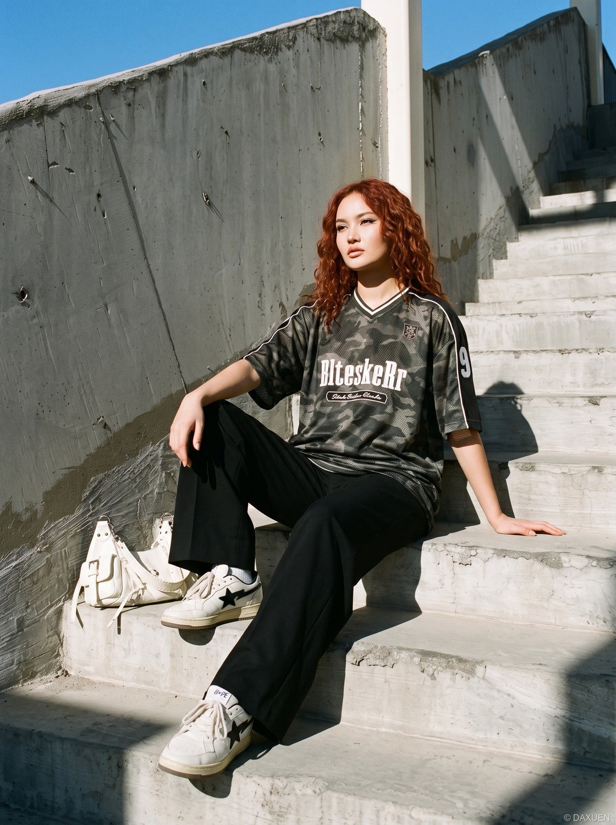 Jersey-Top mit V-Ausschnitt und auffälligem Camo-Print