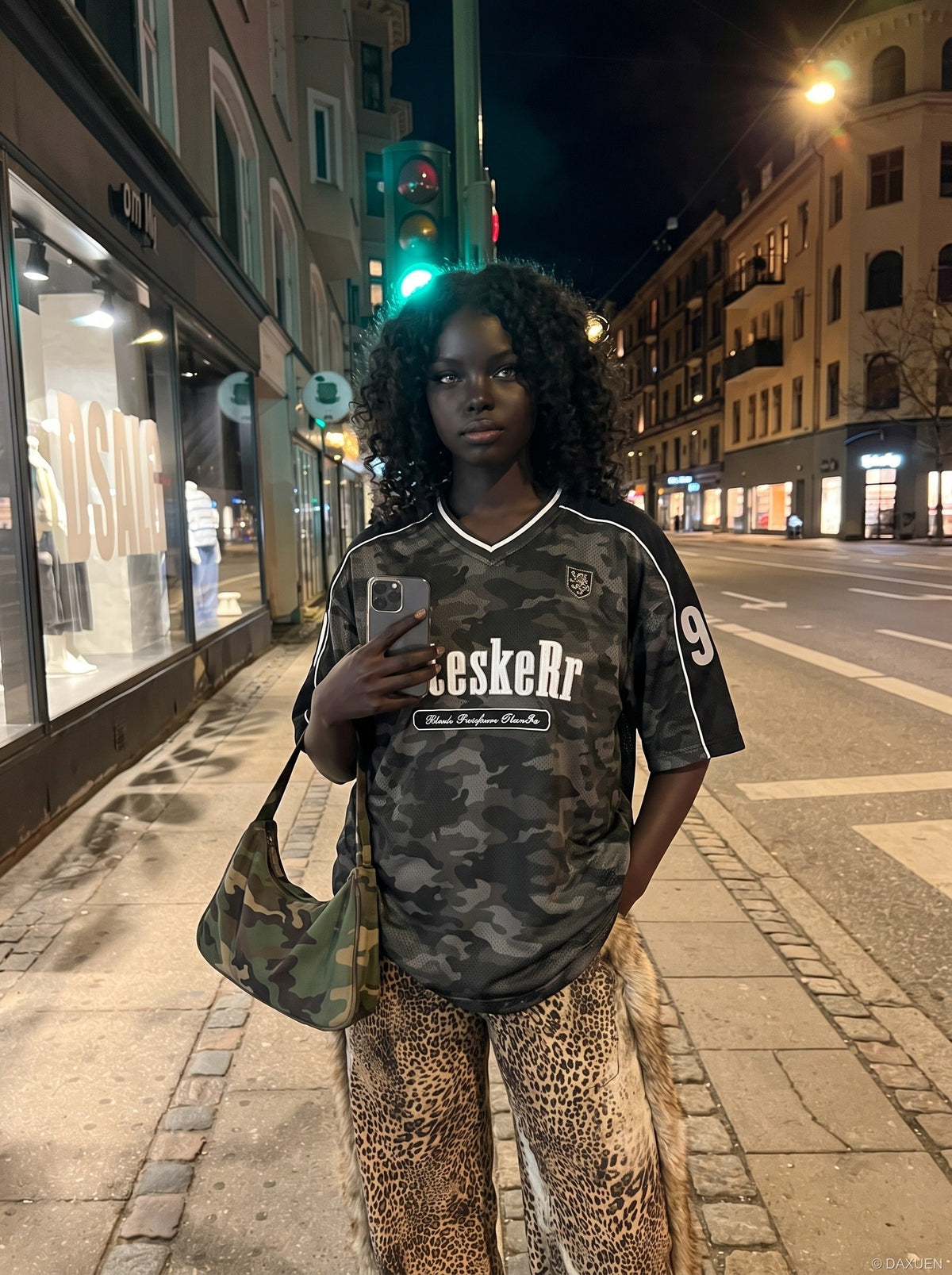 Jersey-Top mit V-Ausschnitt und auffälligem Camo-Print