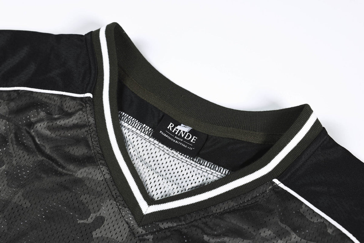 Jersey-Top mit V-Ausschnitt und auffälligem Camo-Print