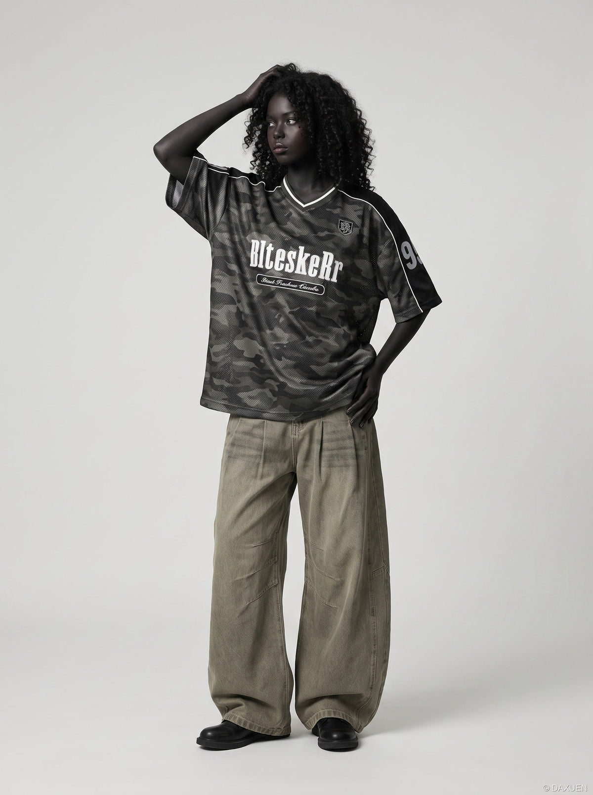 Jersey-Top mit V-Ausschnitt und auffälligem Camo-Print