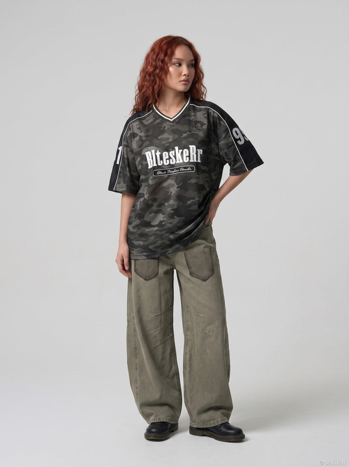 Jersey-Top mit V-Ausschnitt und auffälligem Camo-Print