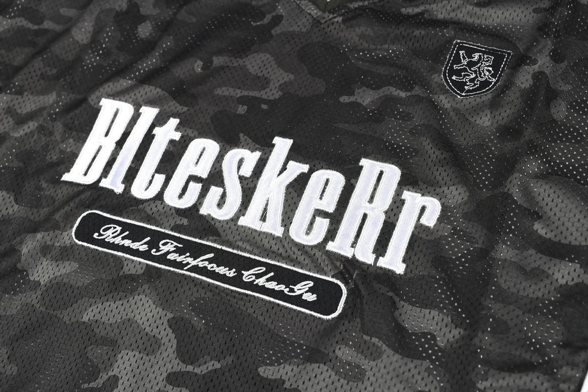 Jersey-Top mit V-Ausschnitt und auffälligem Camo-Print