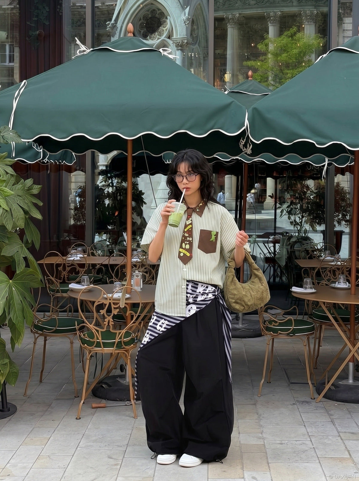 Oversize-Hemd mit Cartoon-Stickerei und Knopfleiste