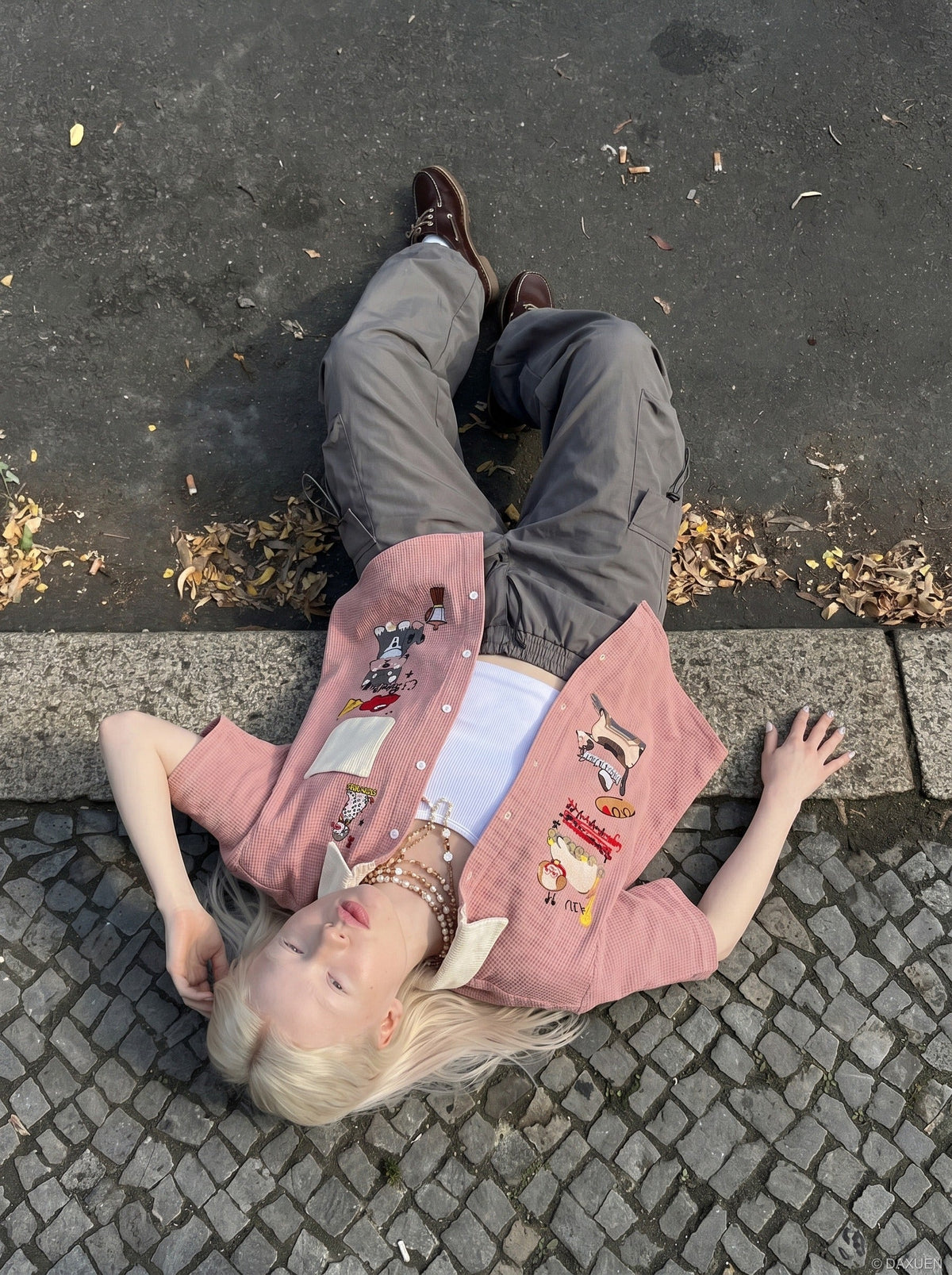 Kurzärmeliges Hemd mit Cartoon-Stickerei