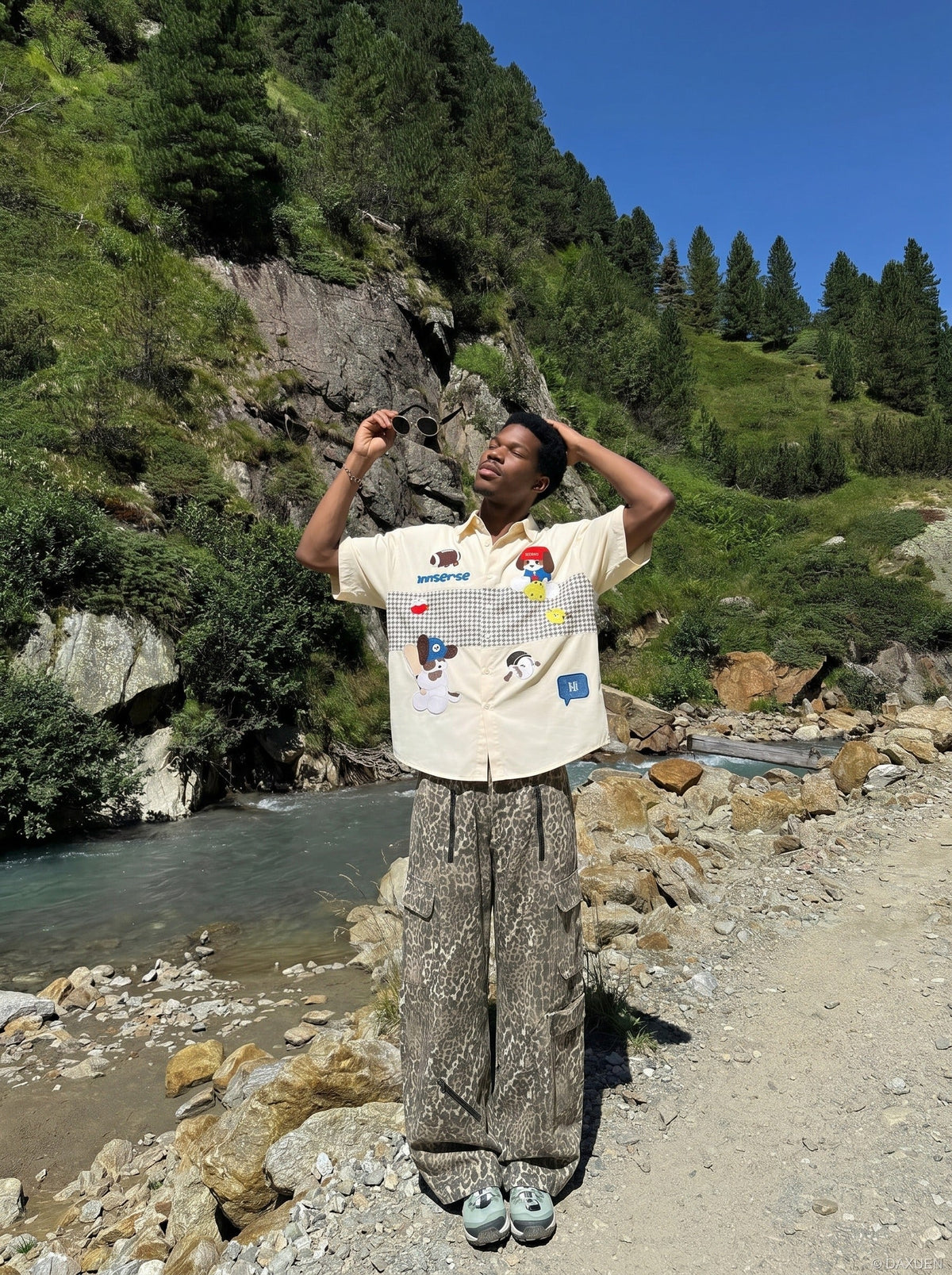 Oversize-Button-up-Hemd im Cartoon-Vibe