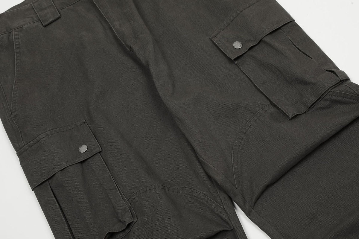 Anthrazitgraue Cargohose mit mehreren Taschen