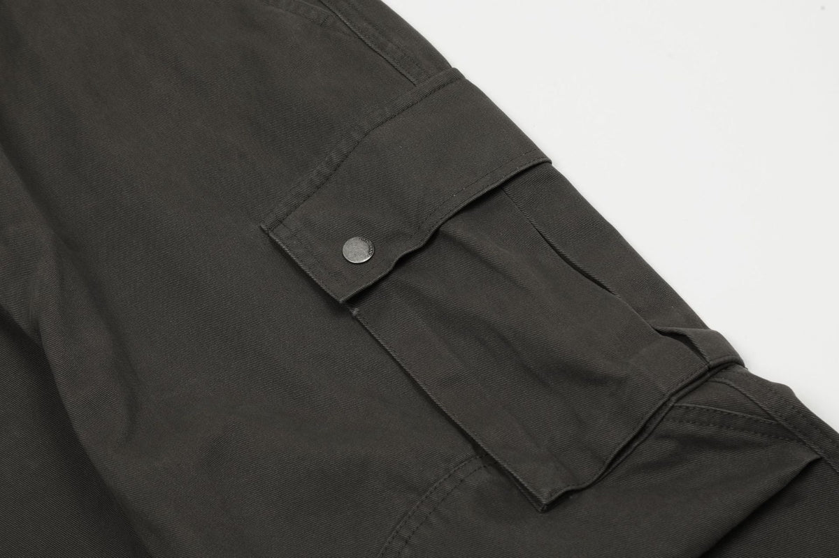 Anthrazitgraue Cargohose mit mehreren Taschen