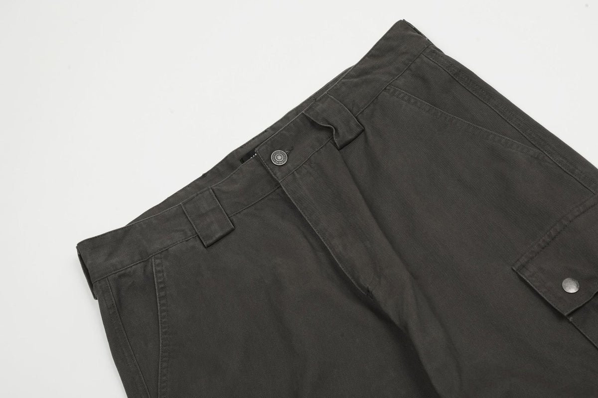 Anthrazitgraue Cargohose mit mehreren Taschen