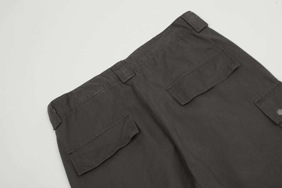 Anthrazitgraue Cargohose mit mehreren Taschen