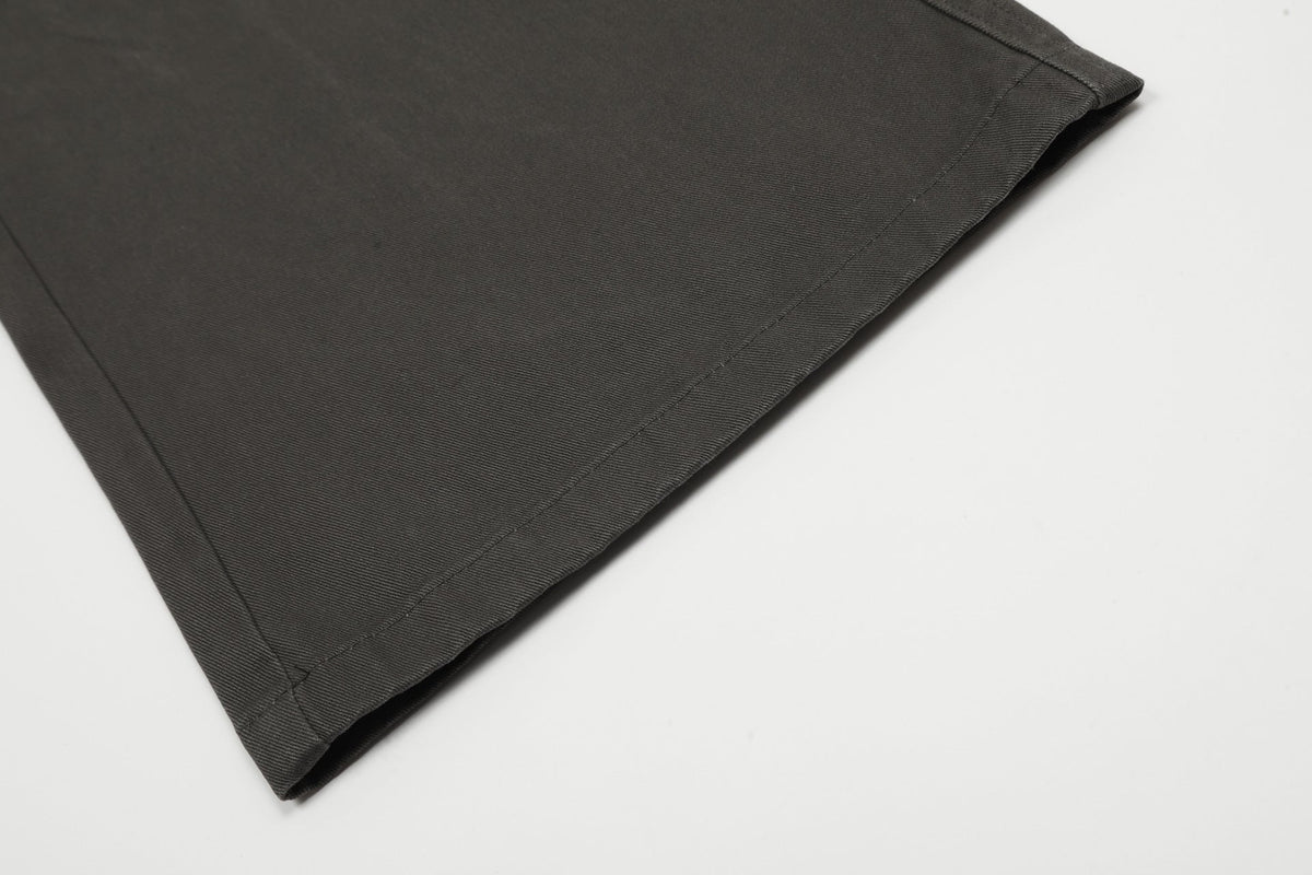 Anthrazitgraue Cargohose mit mehreren Taschen