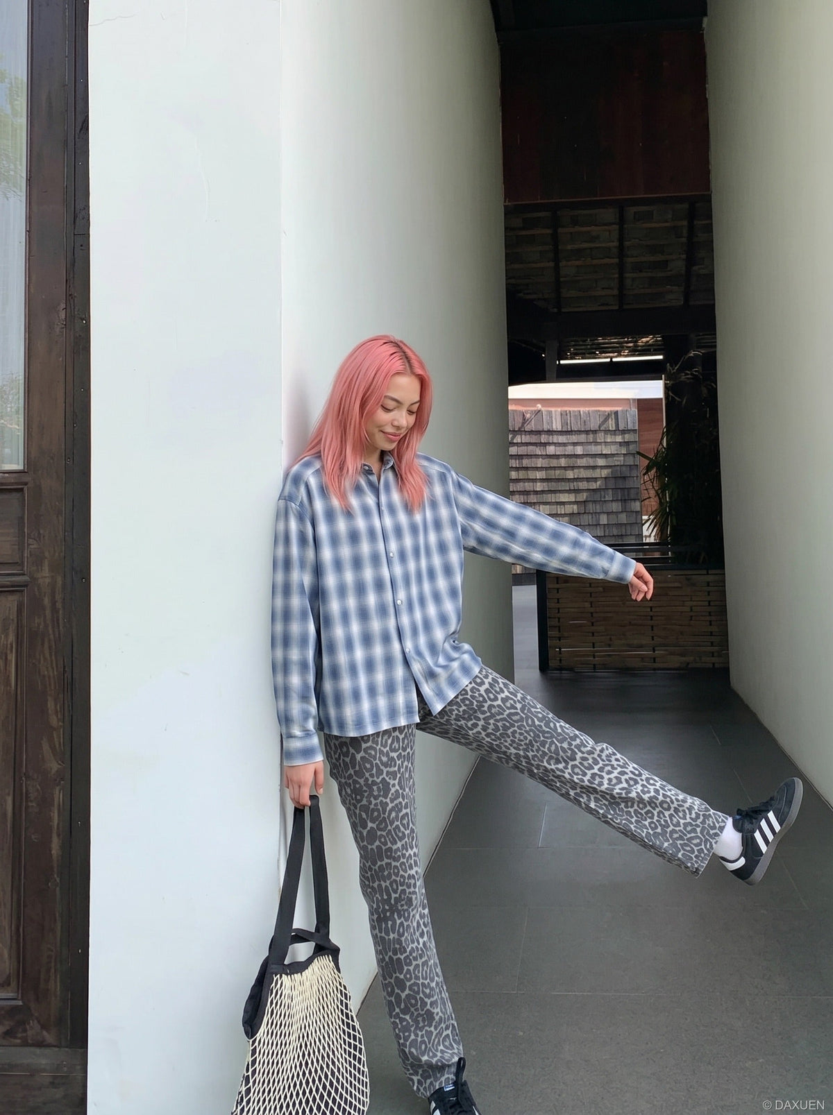 DAXUEN Long-sleeved plaid button-up shirt — model photo