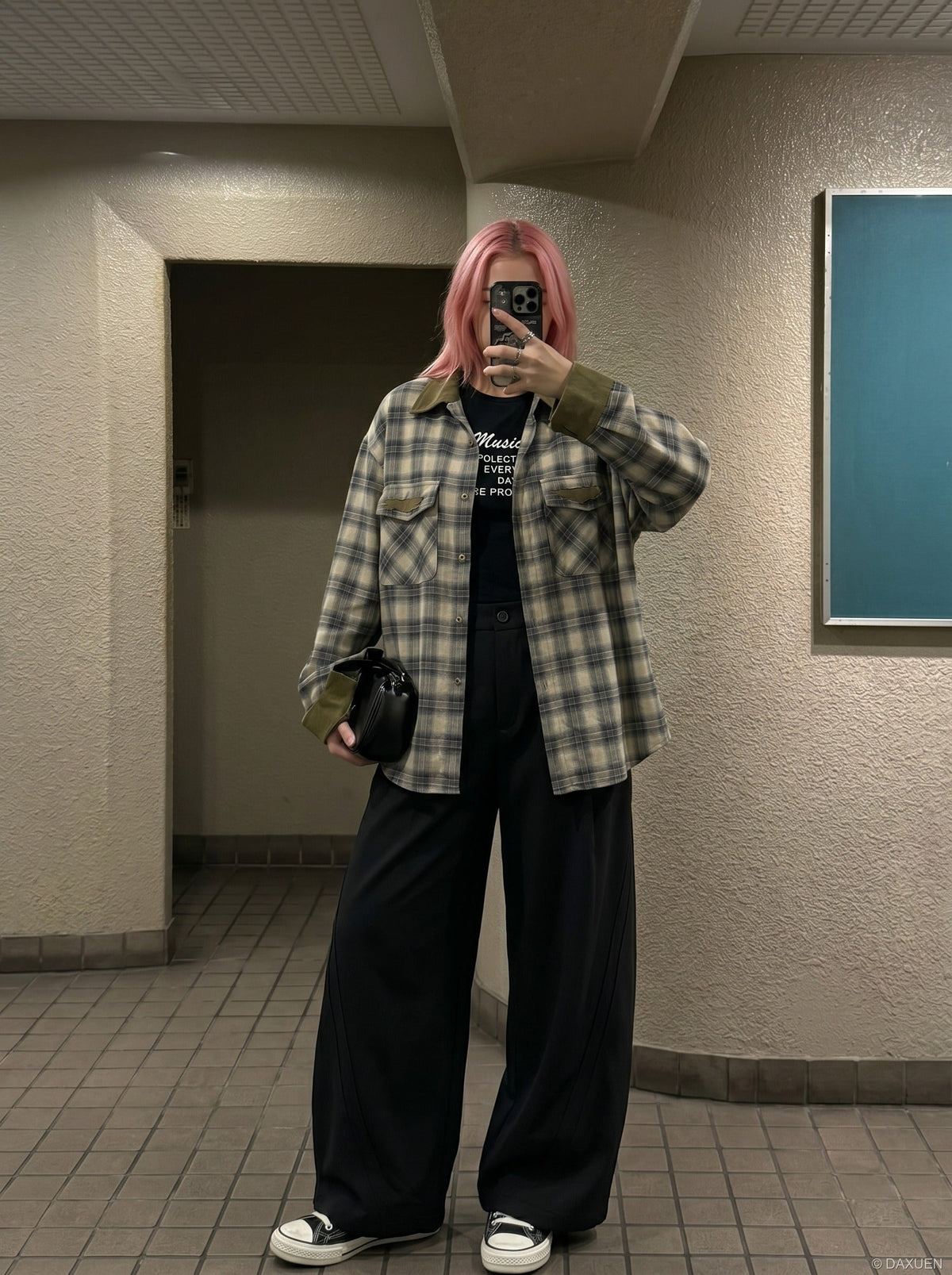 DAXUEN Loose-fitting wide-leg trousers in black and light beige — model photo