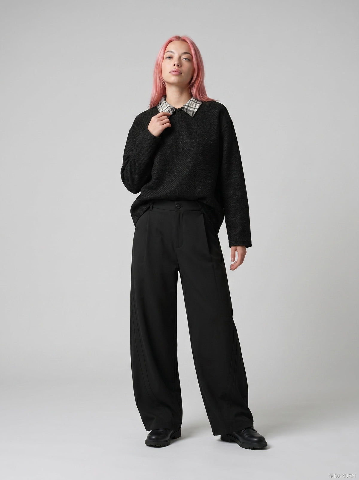 DAXUEN Loose-fitting wide-leg trousers in black and light beige — model photo