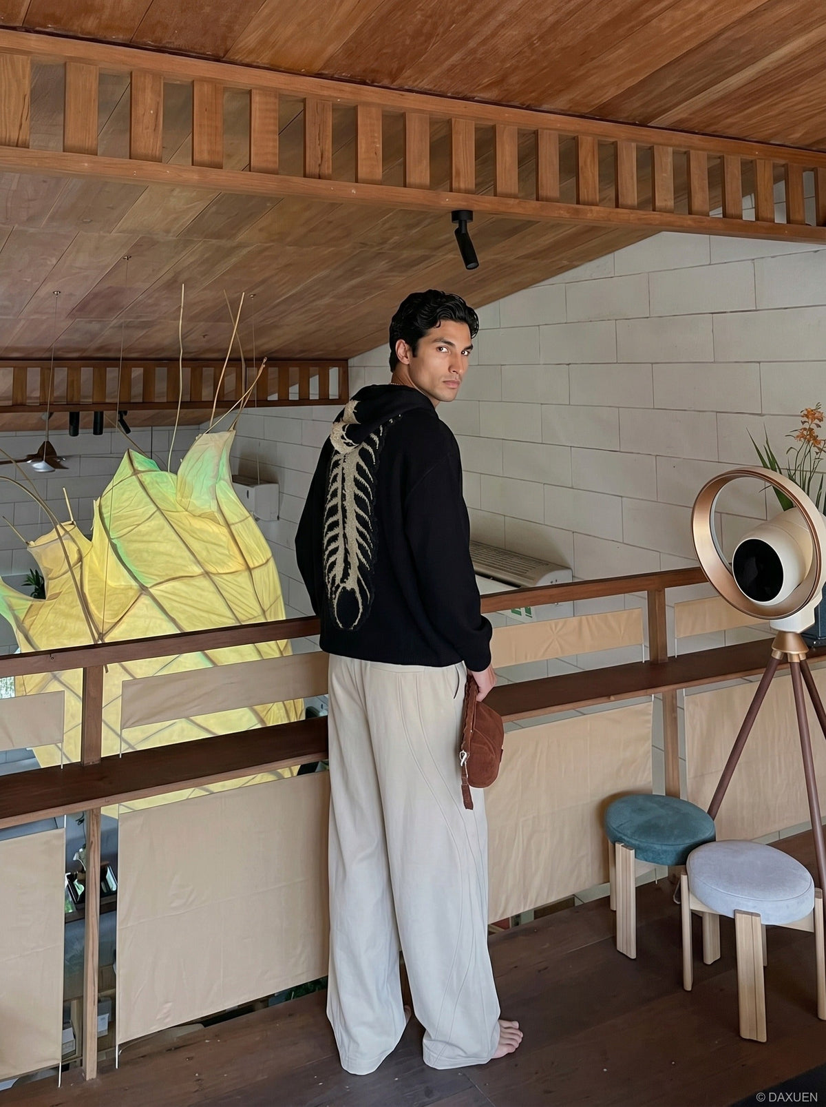 DAXUEN Loose-fitting wide-leg trousers in black and light beige — model photo