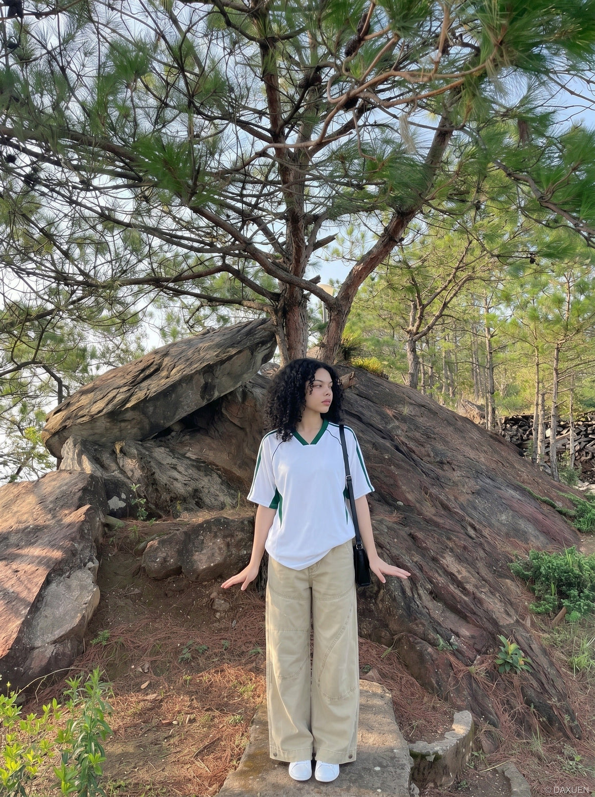 DAXUEN khaki wide-leg contrast-stitched pants — model photo