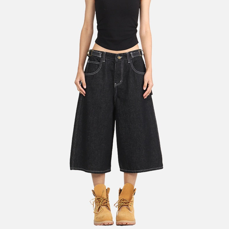 Kurze Jeanshose mit weitem Bein
