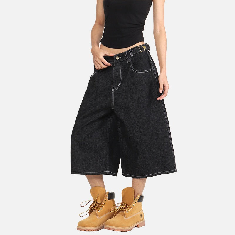 Kurze Jeanshose mit weitem Bein