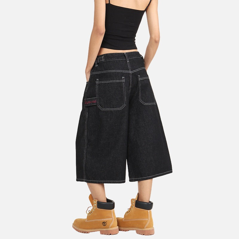 Kurze Jeanshose mit weitem Bein