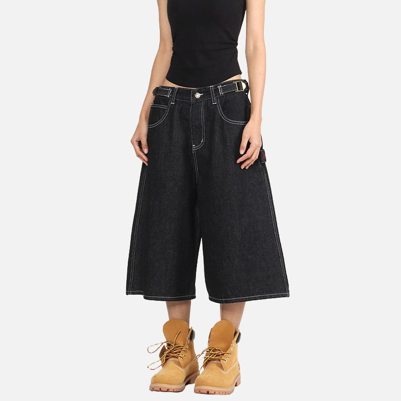 Kurze Jeanshose mit weitem Bein