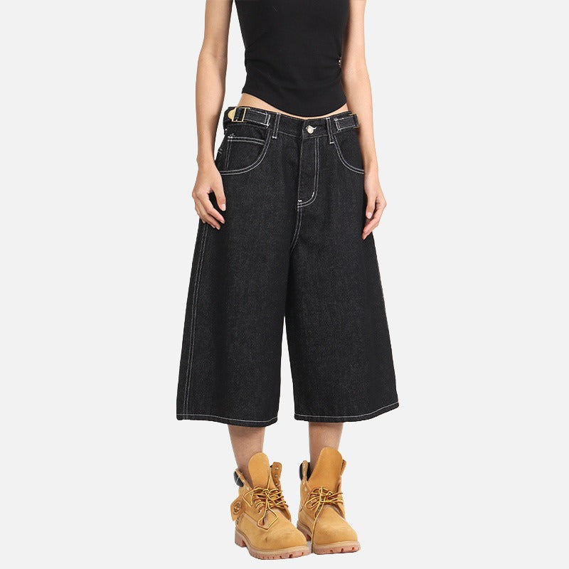 Kurze Jeanshose mit weitem Bein