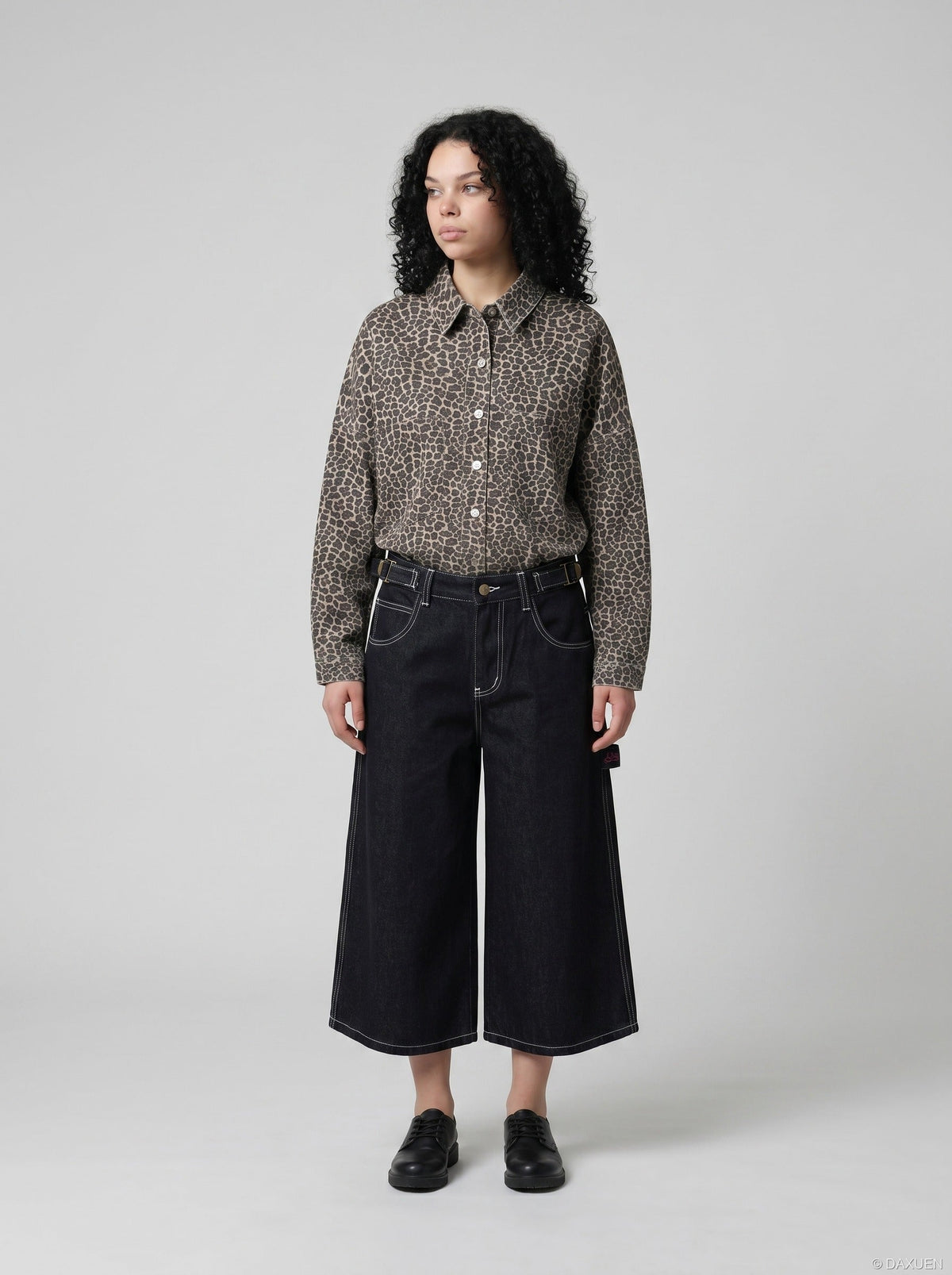 Kurze Jeanshose mit weitem Bein