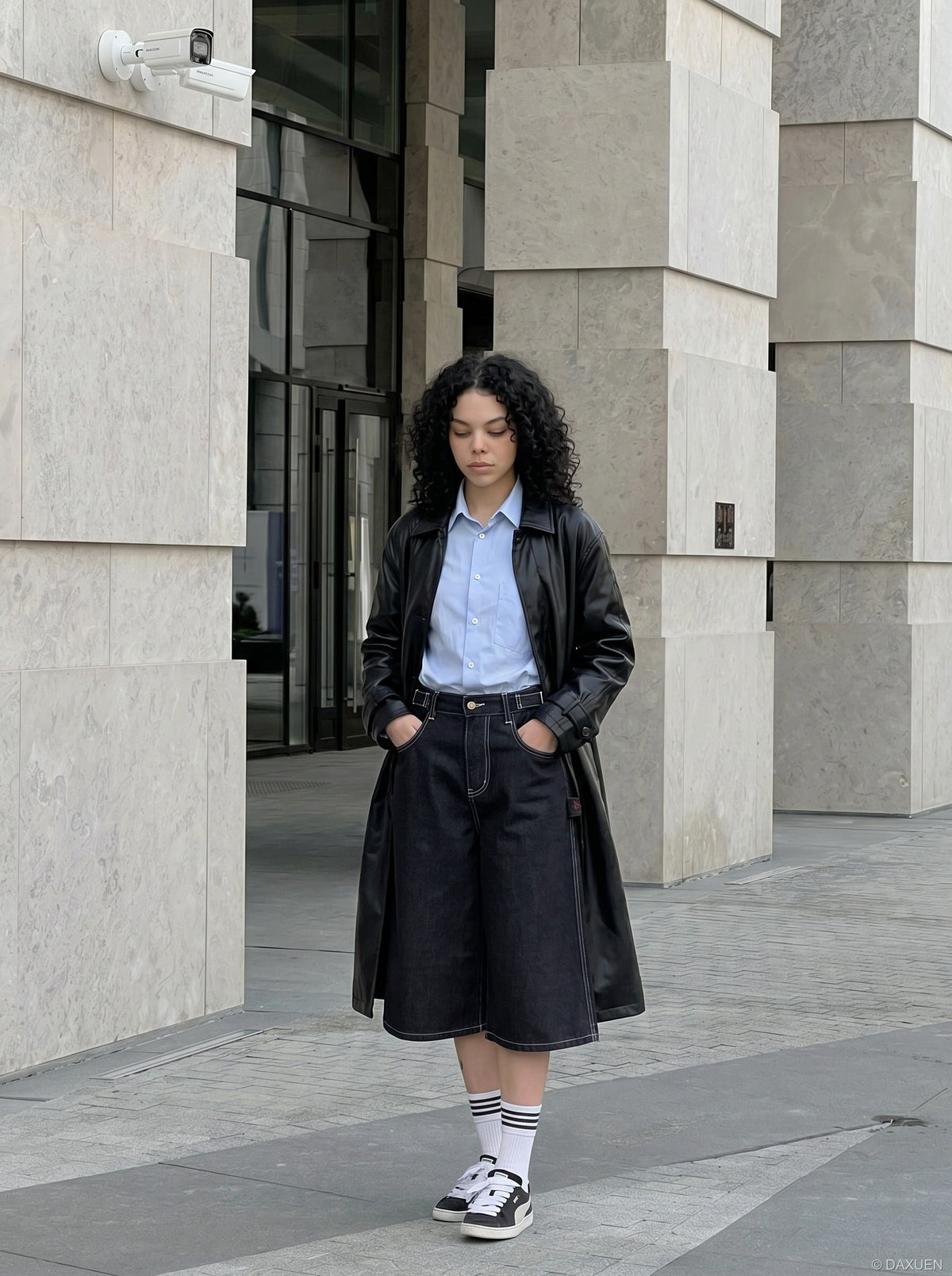 Kurze Jeanshose mit weitem Bein