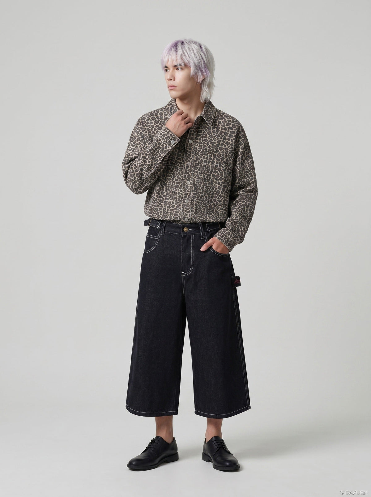 Kurze Jeanshose mit weitem Bein