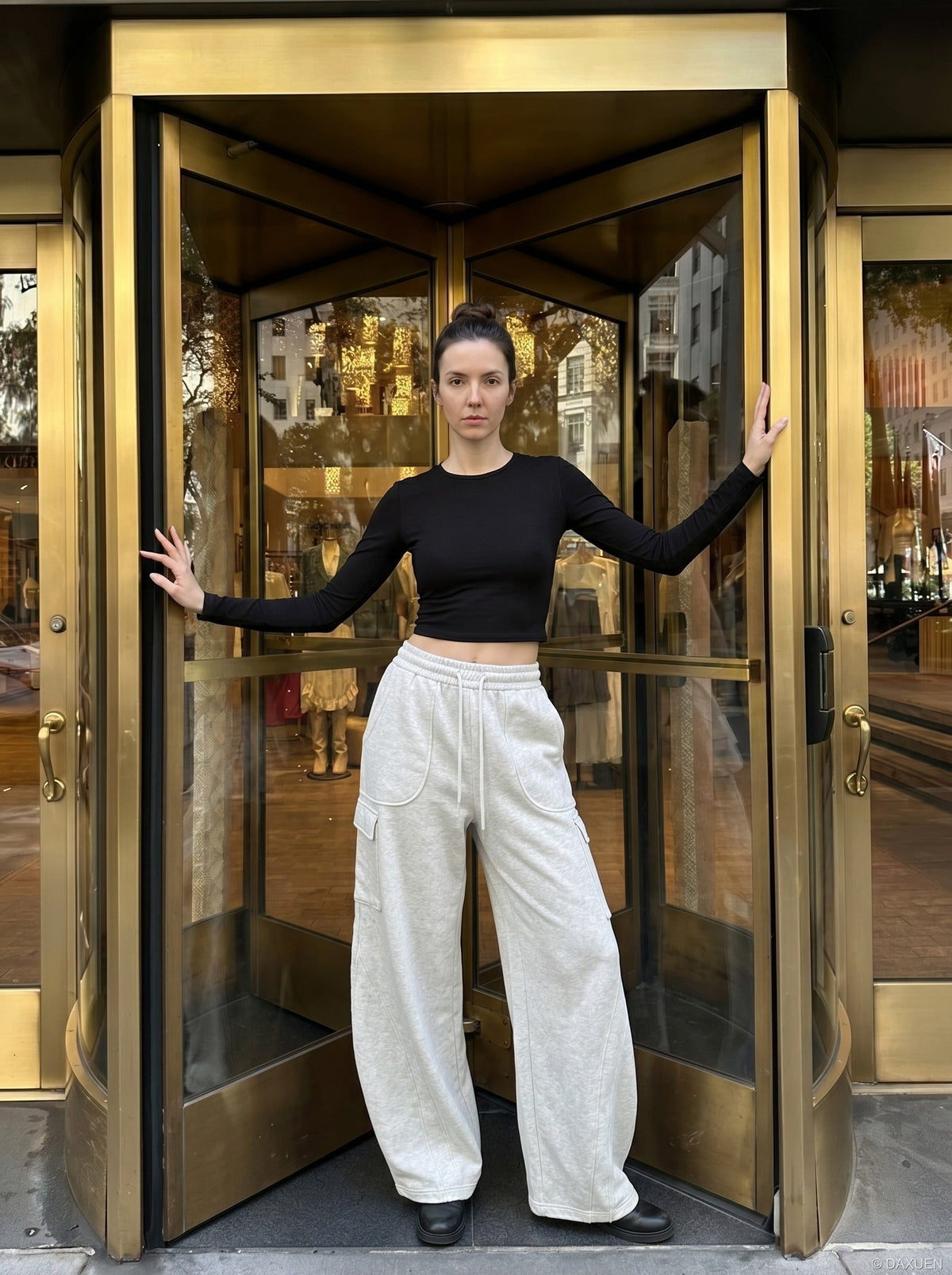 Curved Silhouette Wide-Leg Pants