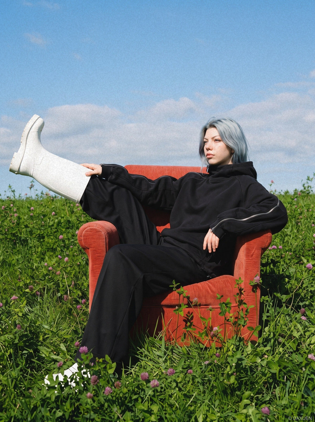 DAXUEN black oversized zip-hoodie with distressed finish — model photo