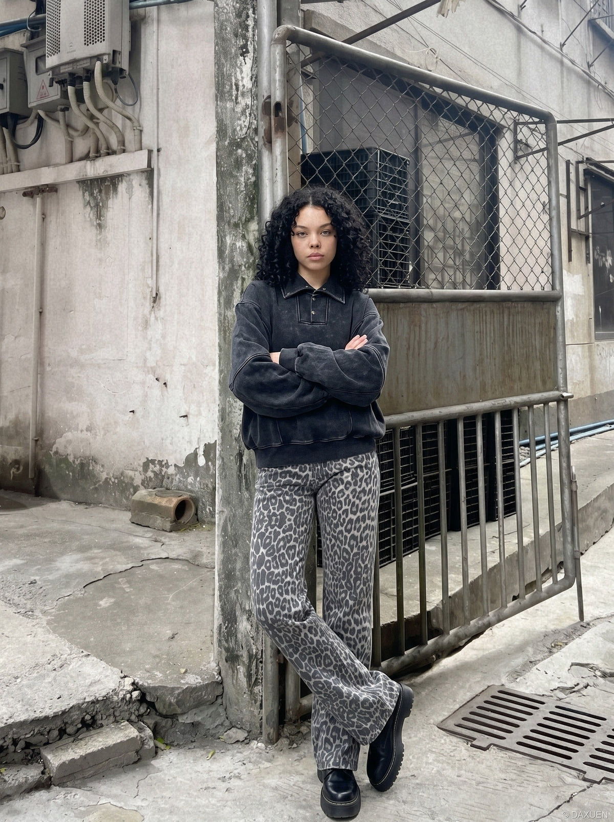 DAXUEN faded black acid-wash long-sleeve sweatshirt — model photo