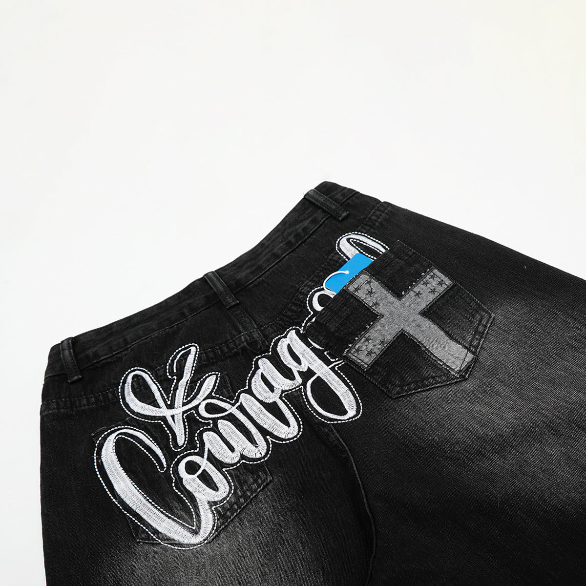 Verwaschene schwarze Wide-Leg-Jeans mit Charme-Anhänger