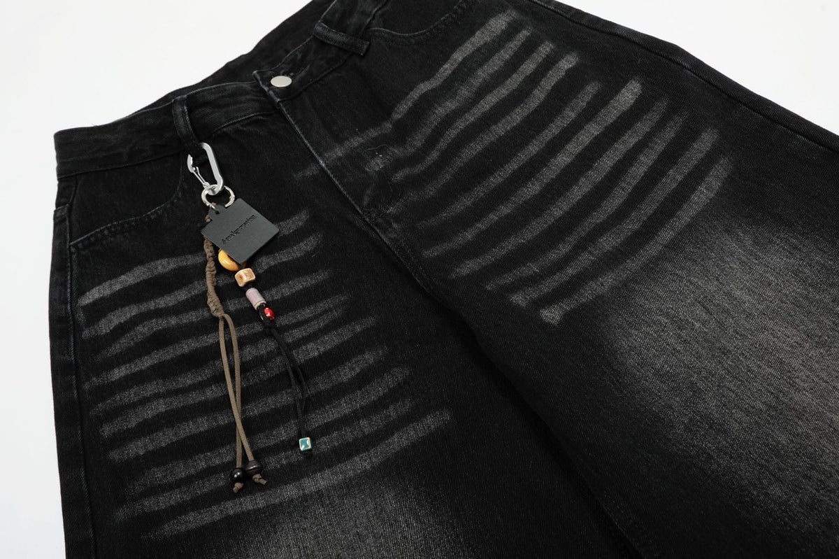 Verwaschene schwarze Wide-Leg-Jeans mit Charme-Anhänger