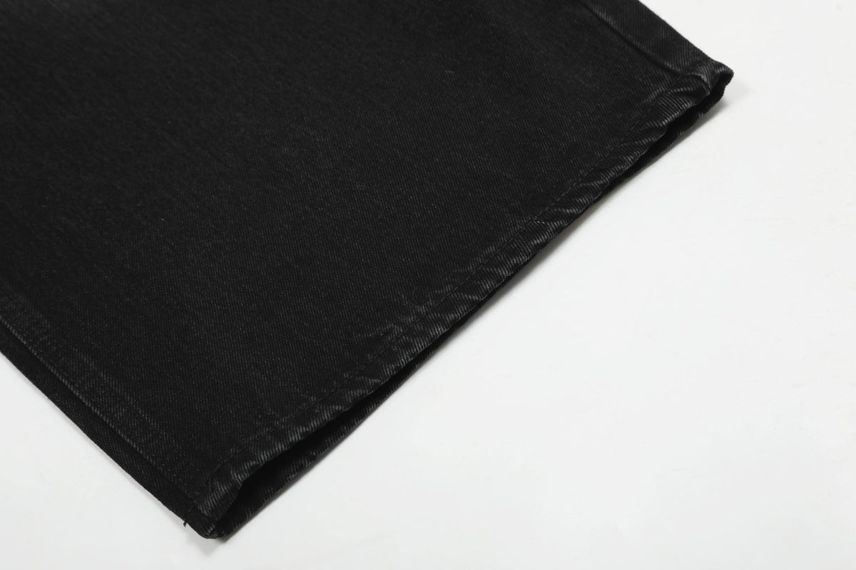 Verwaschene schwarze Wide-Leg-Jeans mit Charme-Anhänger