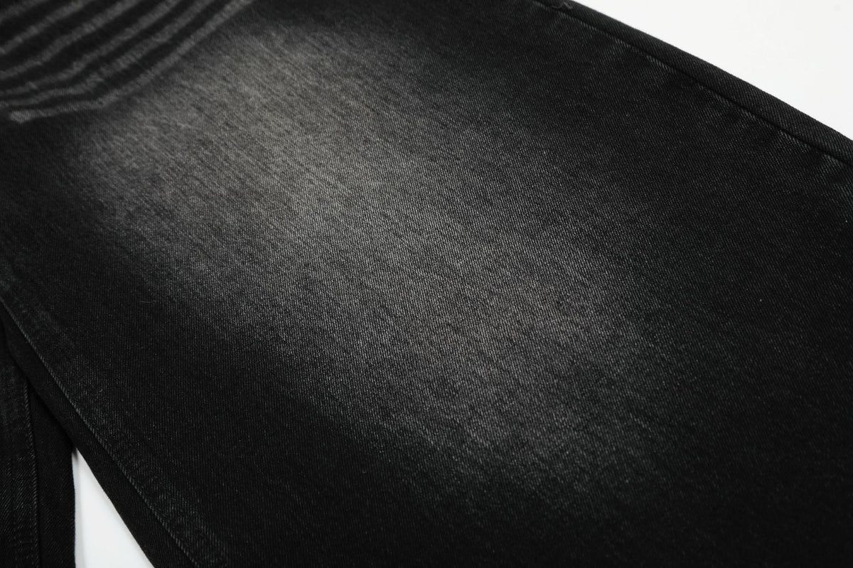 Verwaschene schwarze Wide-Leg-Jeans mit Charme-Anhänger