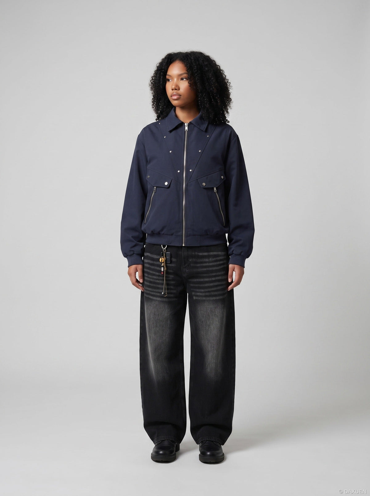 Verwaschene schwarze Wide-Leg-Jeans mit Charme-Anhänger