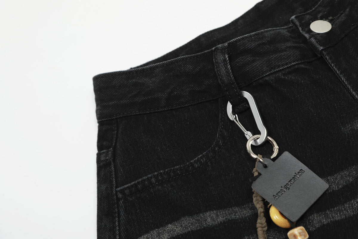 Verwaschene schwarze Wide-Leg-Jeans mit Charme-Anhänger