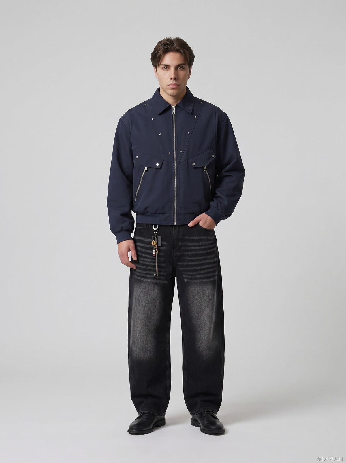 Verwaschene schwarze Wide-Leg-Jeans mit Charme-Anhänger