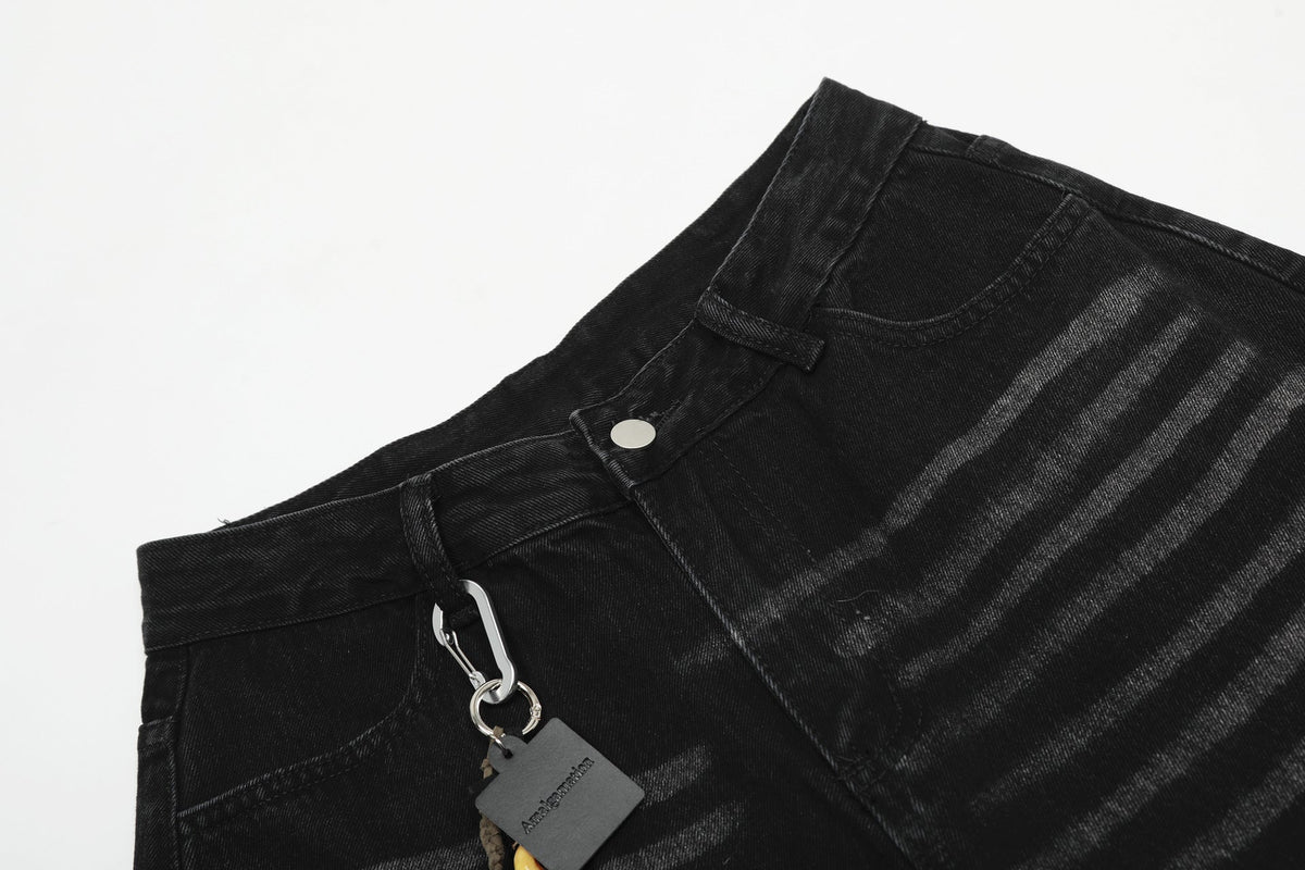 Verwaschene schwarze Wide-Leg-Jeans mit Charme-Anhänger