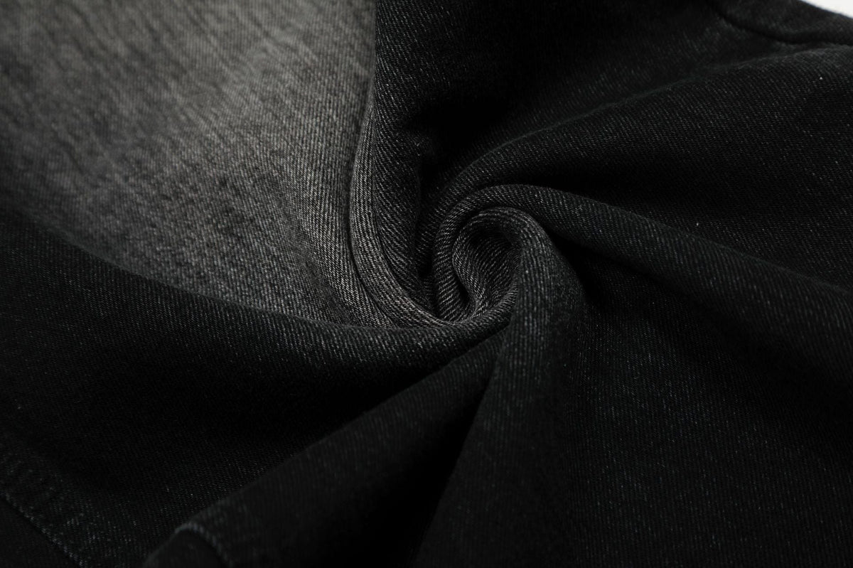 Verwaschene schwarze Wide-Leg-Jeans mit Charme-Anhänger