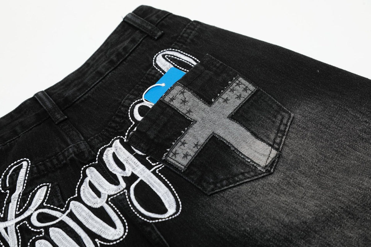 Verwaschene schwarze Wide-Leg-Jeans mit Charme-Anhänger