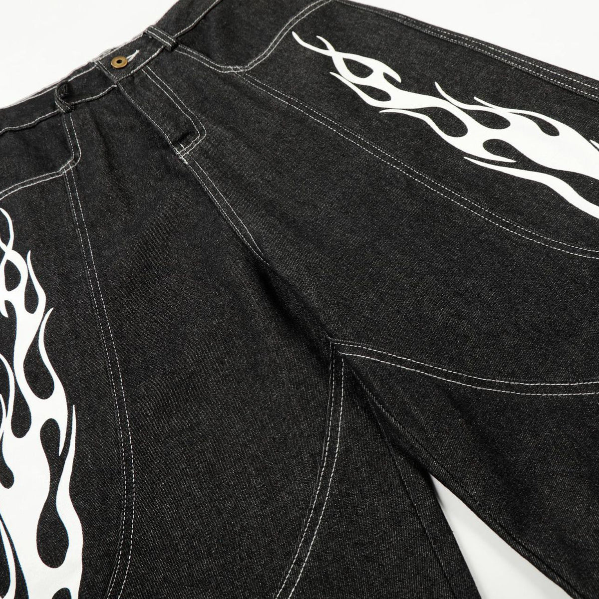 Dunkelgraue Wide-Leg-Shorts mit Flammen-Grafik