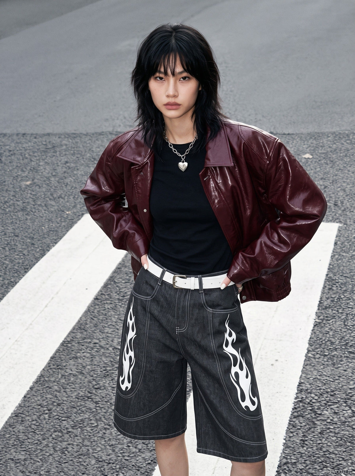 Dunkelgraue Wide-Leg-Shorts mit Flammen-Grafik