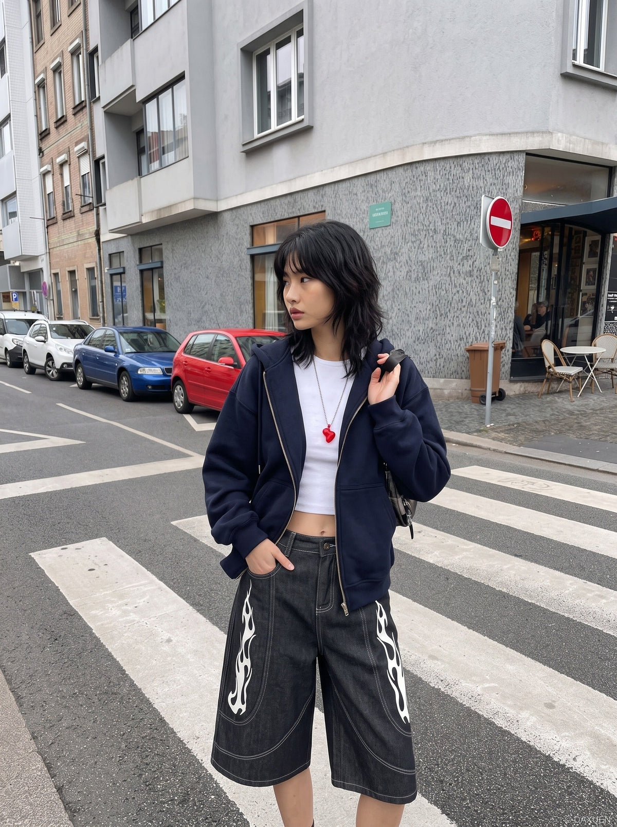 Dunkelgraue Wide-Leg-Shorts mit Flammen-Grafik