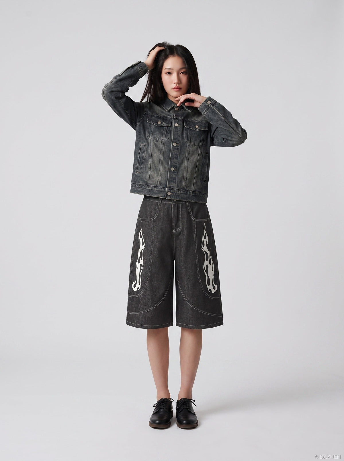 Dunkelgraue Wide-Leg-Shorts mit Flammen-Grafik