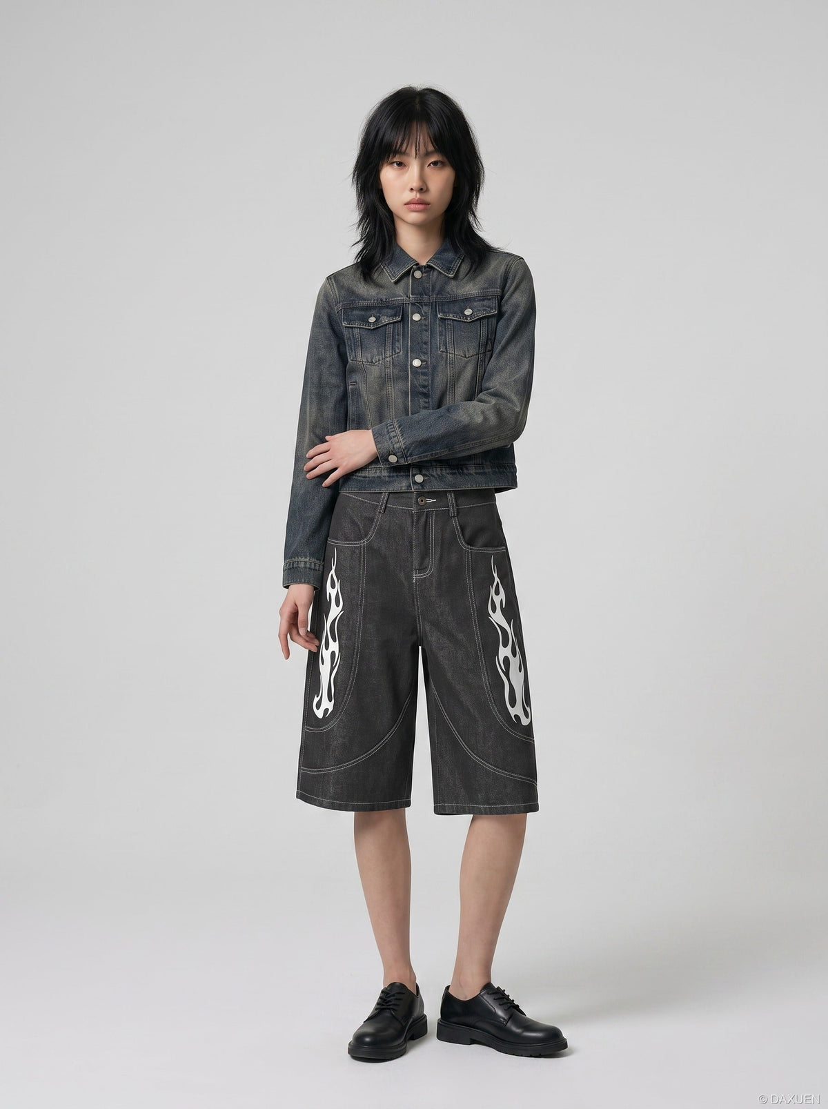 Dunkelgraue Wide-Leg-Shorts mit Flammen-Grafik