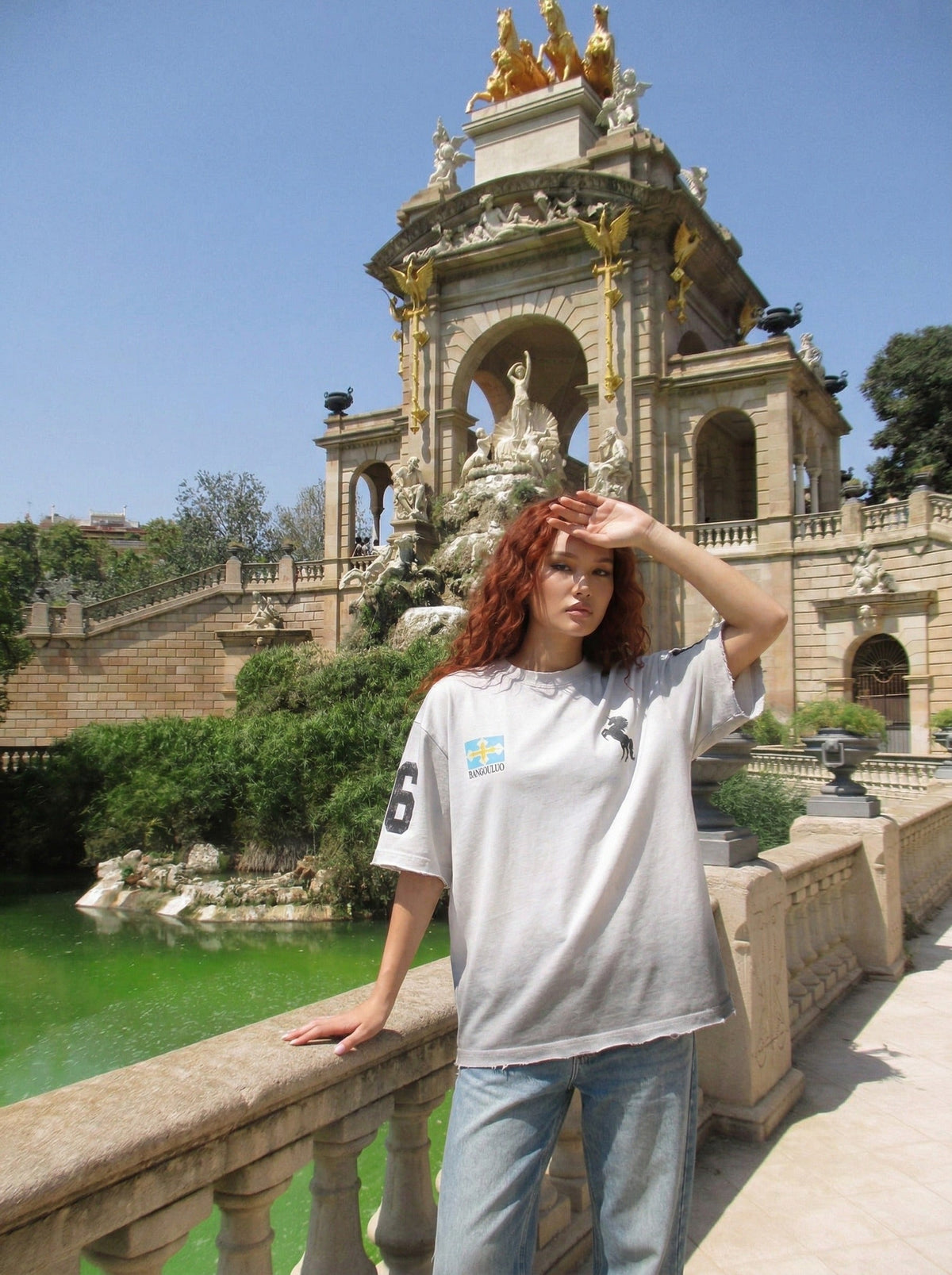 Distressed-Grafik-T-Shirt mit Farbverlauf