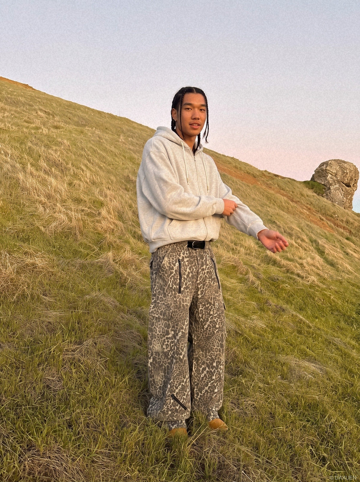 DAXUEN black marled fleece hooded tracksuit set — model photo