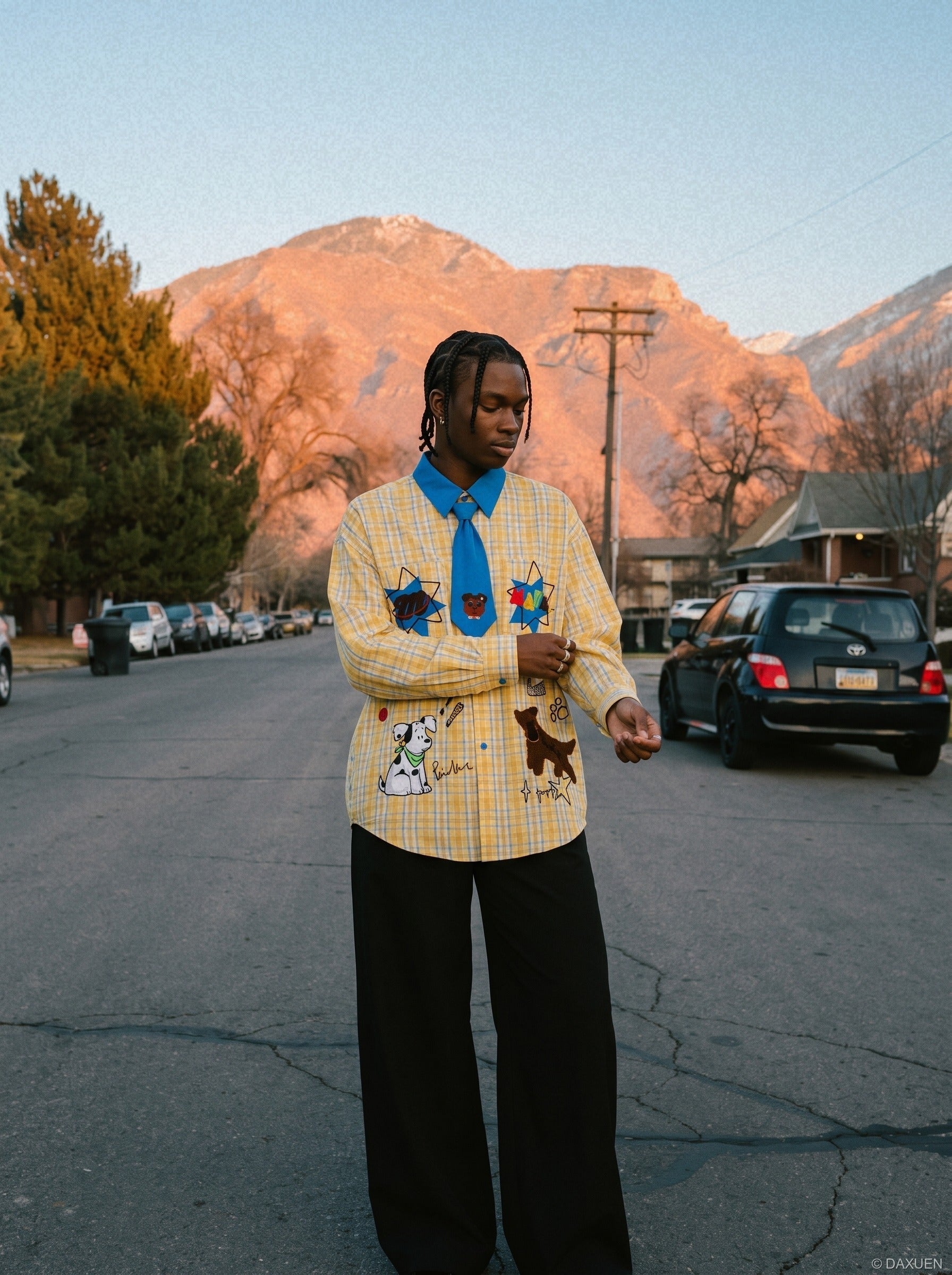 Chemise-cravate à carreaux jaune et bleu pour chien