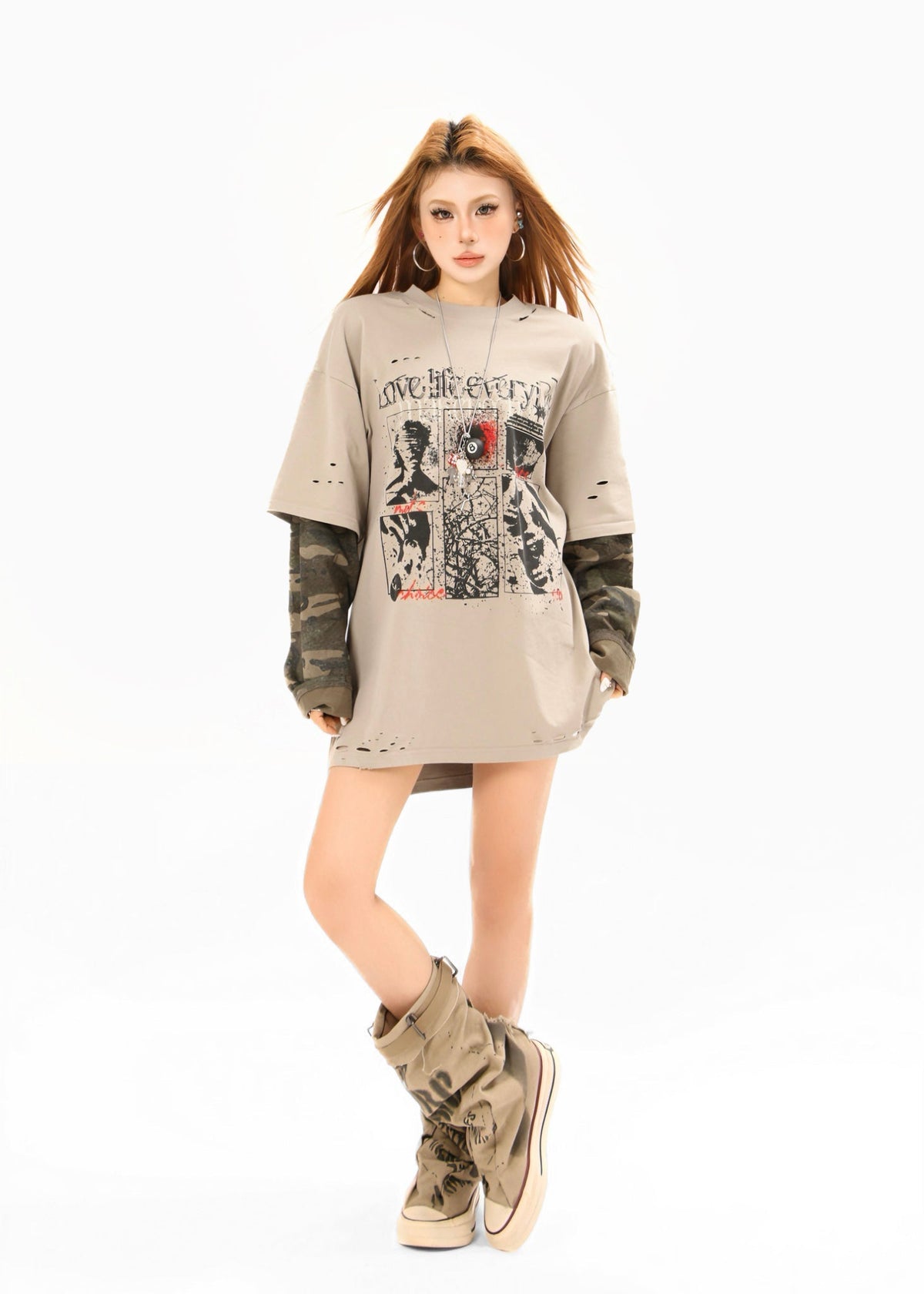 Camiseta gráfica desgastada con mangas de camuflaje superpuestas Madxmarx